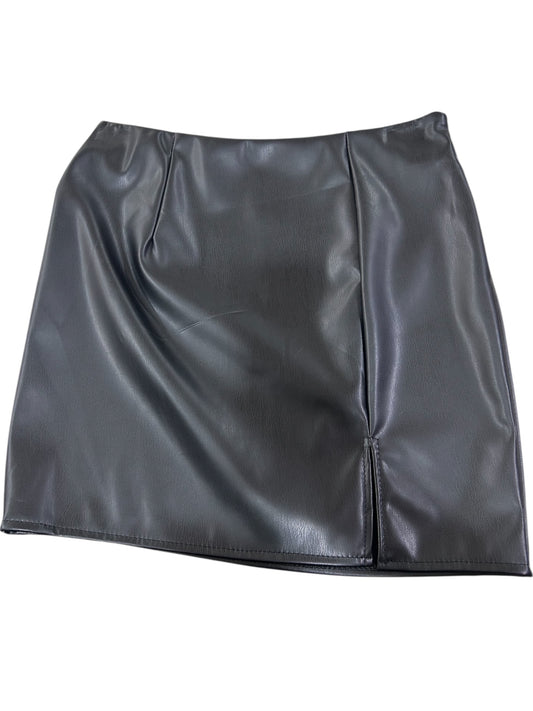 Minigonna in Eco Pelle Nera con Spacco Frontale