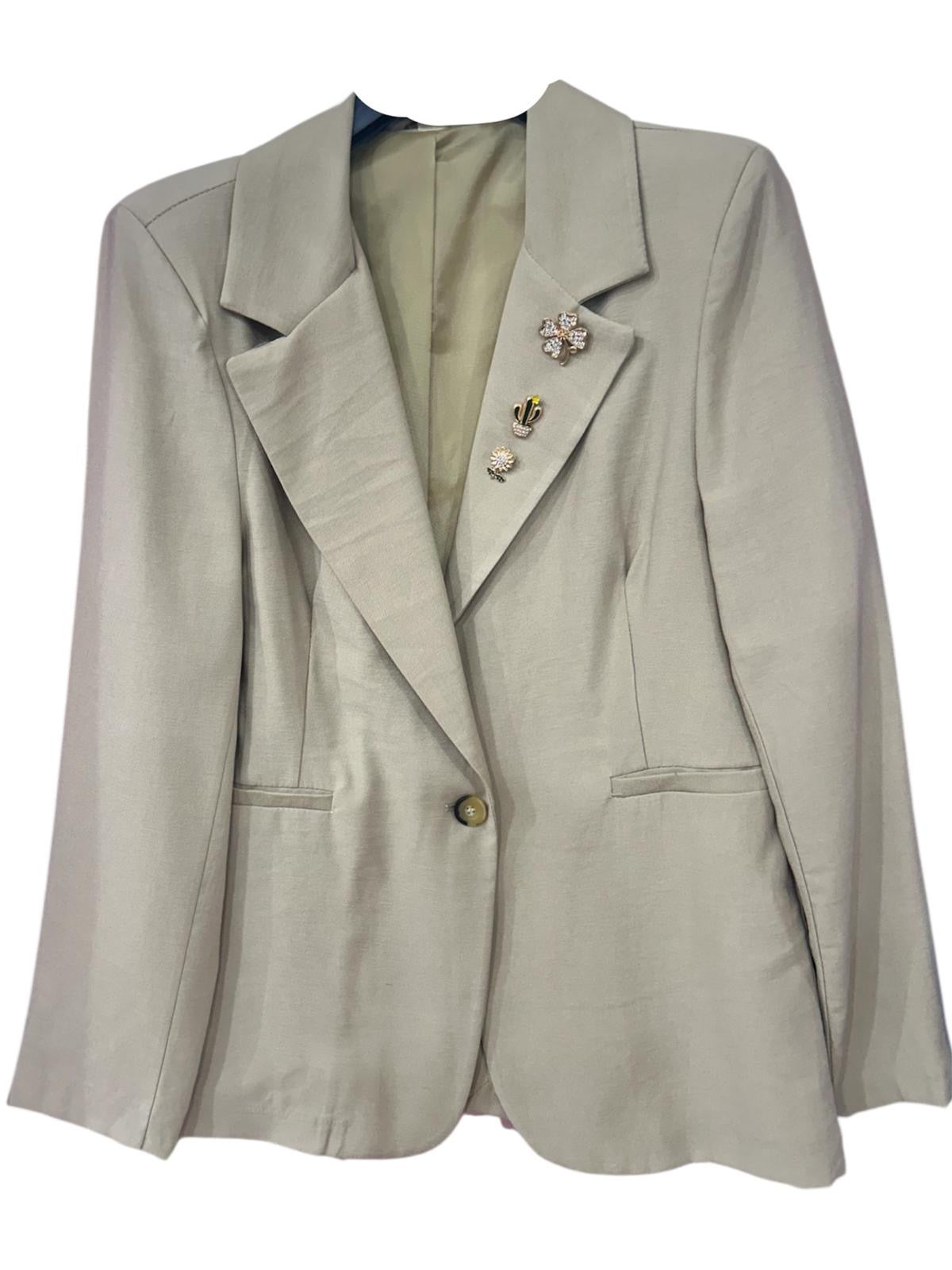 Blazer Beige con Spille Decorative